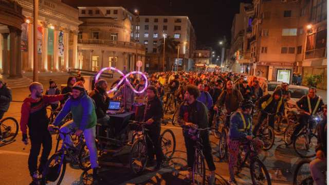 muchas personas en bicicleta masivamente con musica