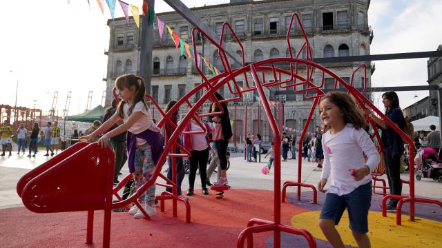 niños jugando de juegos rojos de la plaza 1 de ciudad vieja trepando