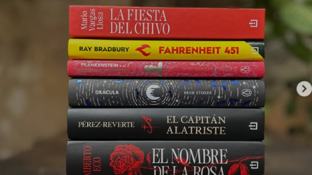Foto de una pila de libros en la librería