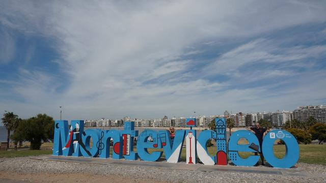 Foto del cartel de Montevideo pintado de celeste y con diferentes dibujos