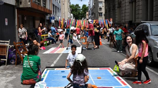 Niños jugando a la rayuela