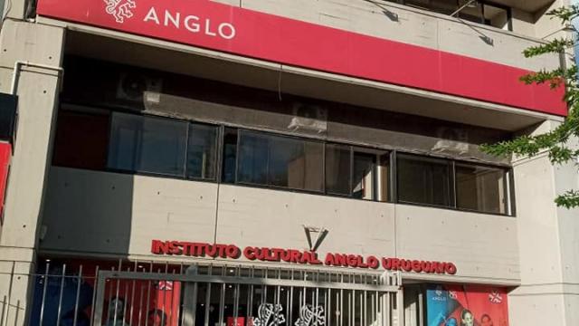 Foto de la fachada y del ingreso al Instituto