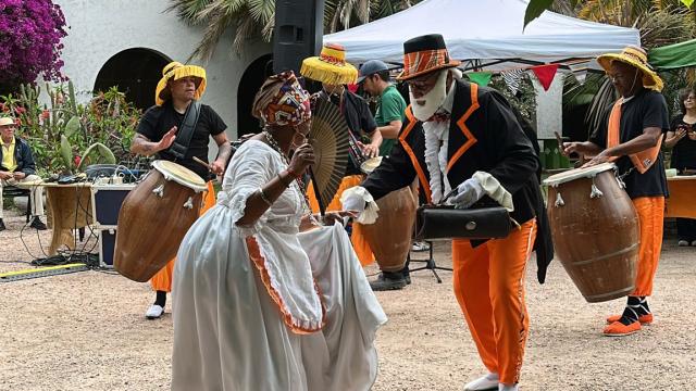 mama vieja con comparsa bailando en el cedel carrasco
