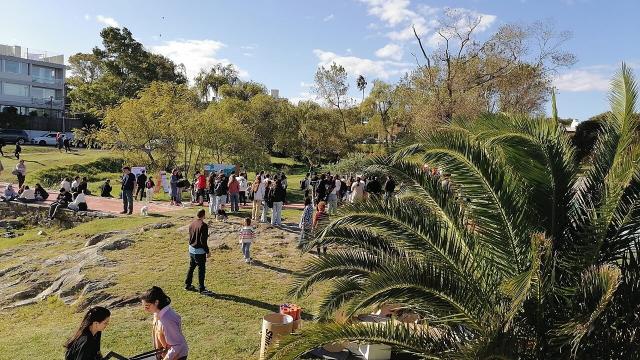 Imagen del Parque con niños jugando y mascotas