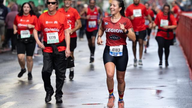 Foto de una maratón con personas corriendo 
