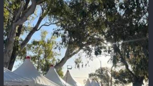 Foto de los puestos de la feria y gente caminando por allì