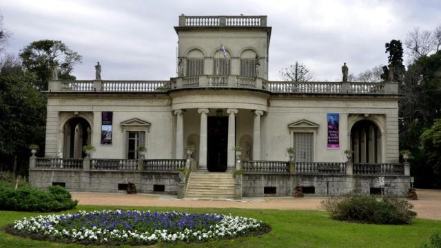 Foto de la fachada del Museo Blanes con su escalinata central y el jardin delante