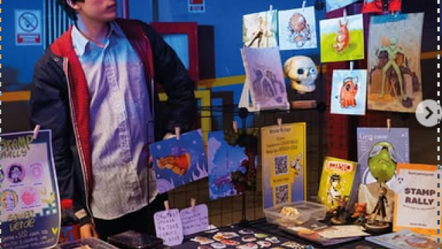 chico joven en satbnd con mercadería comic