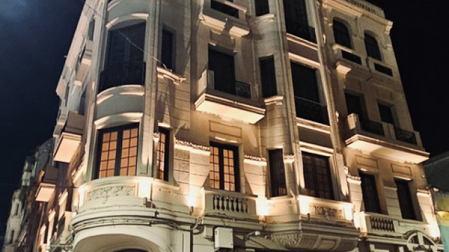 fachada  de casa patrimonial en ciudad vieja iluminada por la noche