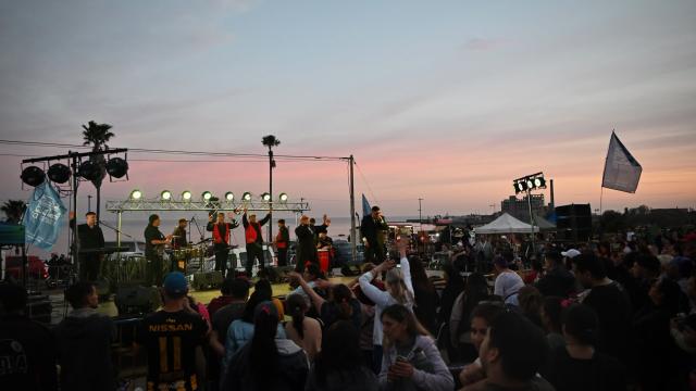 escenario al atardecer con playa del cerro de fondo en un evento musical