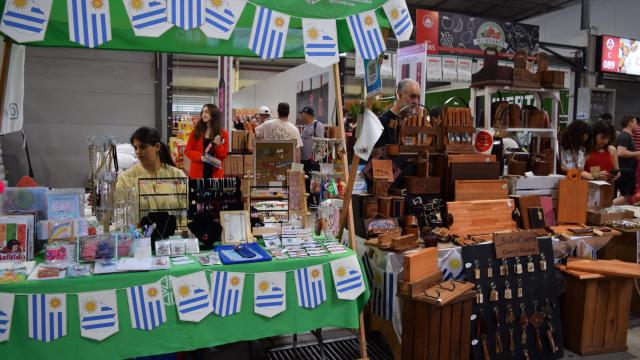 stands de productos tipicos artesanales decorado con banderines de Uruguay