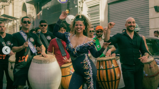 llamadas en cidad vieja, comparsa y figuras centrales bailando al frente