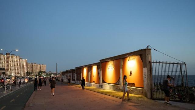 fachada iluminada por la noche de la entrada a Parque múa