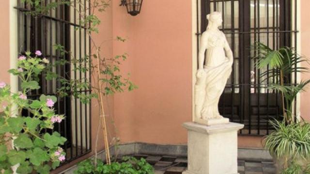 Foto del patio de la casa Montero con estatua, plantas y mini fuente