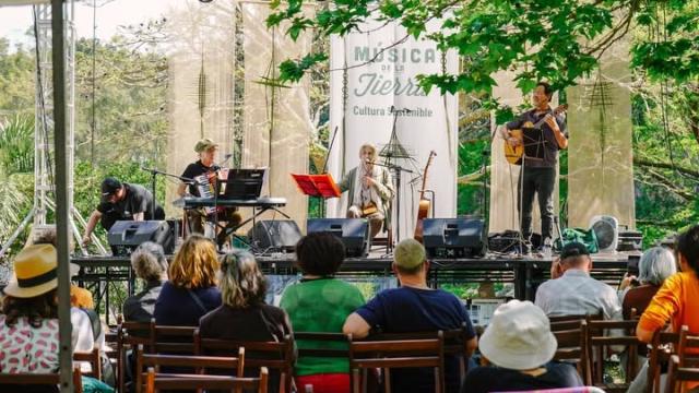 escenario en un parque con musicos