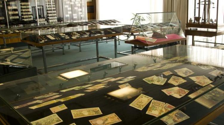 Salón principal del Museo Numismático con vitrinas expositivas de monedas y billetes antiguos 