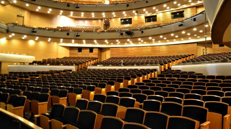 gran auditorio con varias localidadesen la sala, de fondo se ven los palcos y tertulias con gran iluminacion y capacidad