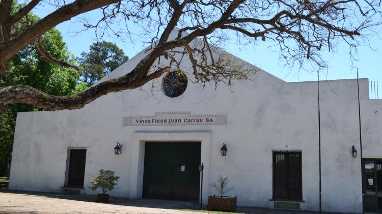 Foto exterior, de día, de la Bodegas Carrau y su casco. Cava con la reserva de vinos. 