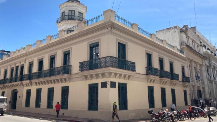 Vemos en primer plano la casona completa, la esquina y las calles aledañas. Está pintada de blanco, tiene dos pisos y balcones y mirador. 