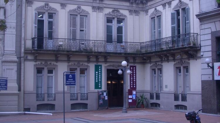 Rincón donde se encuentra ubicado el Museo Pedagógico José Pedro Varela y su fachada principal de estilo art decó con balcones y herrajes 