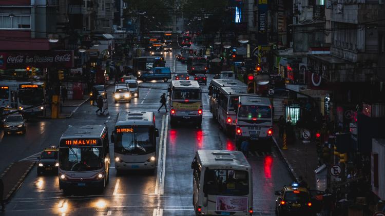 Vista de la avenida 18 de julio. A un costado y al otro aparecen varias cuadras de edificios. Al centro la avenida sobre la que circulan muchos vehículos.
