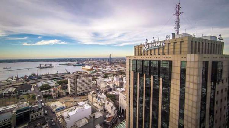 Radisson Victoria Plaza y su edificio con la bahía de fondo