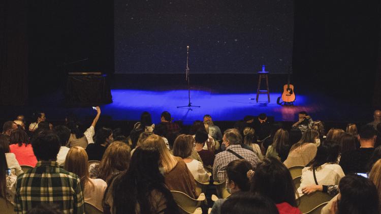 Público disfrutando de un show en el escenario principal. 