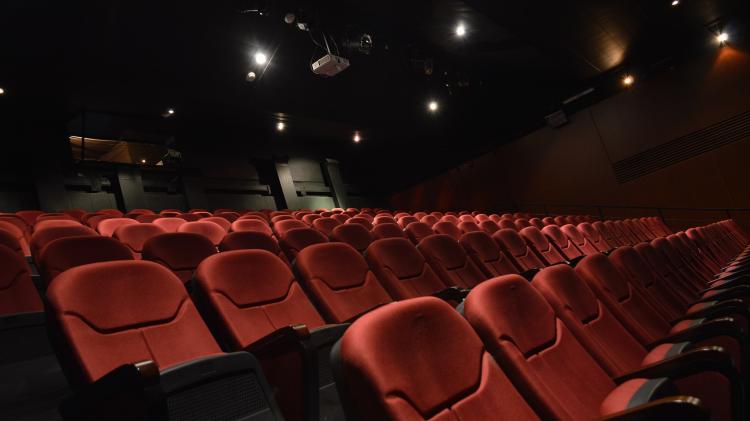 Sala principal con butacas rojas 