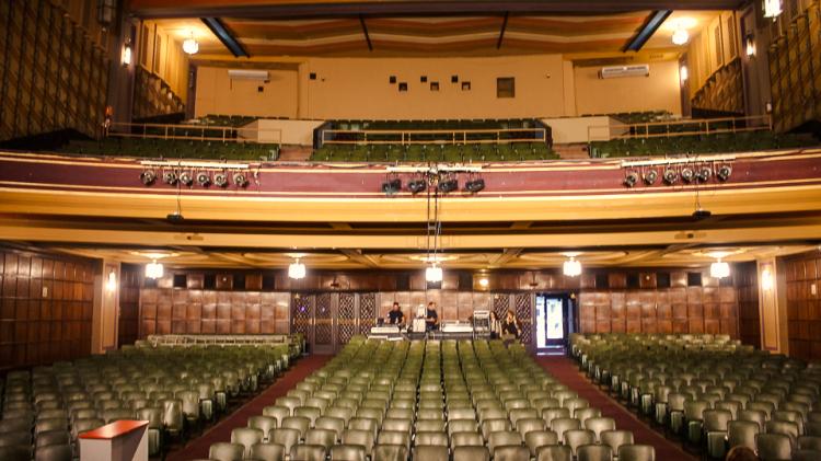 Butacas verdes. Palco en tertulia en el segundo piso. Gran capacidad. 