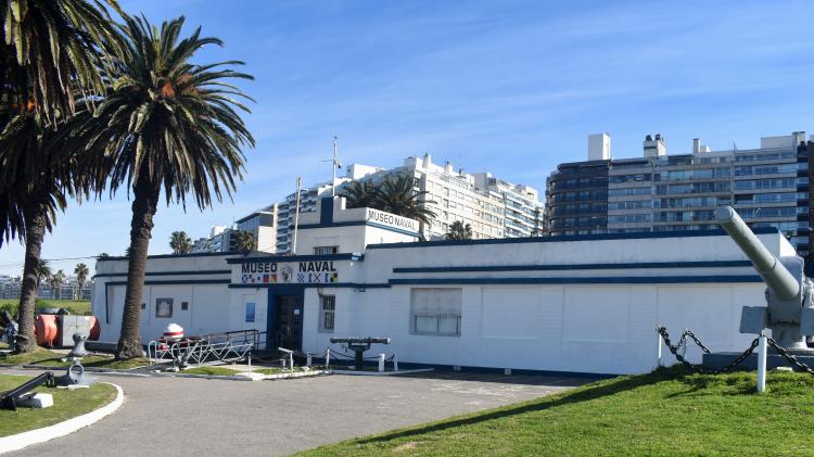 Toma completa del exterior del Museo naval con su entrada simulando un buque y su pasarela principal. Se ven cañones y un ancla.