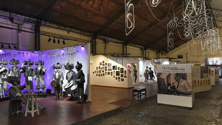 sala de exposiciones del museo mostrando maquetas de murgas y fotografias