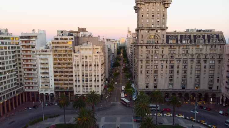 Vista de la avenida 18 de julio área desde plaza independencia