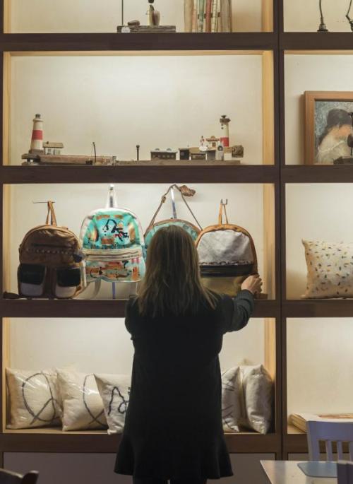 Niña comprando